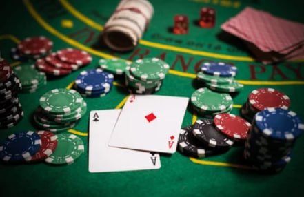 Demonstrasi permainan Bandar Poker di platform onebet login dengan kartu yang dibagikan dan hasil showdown